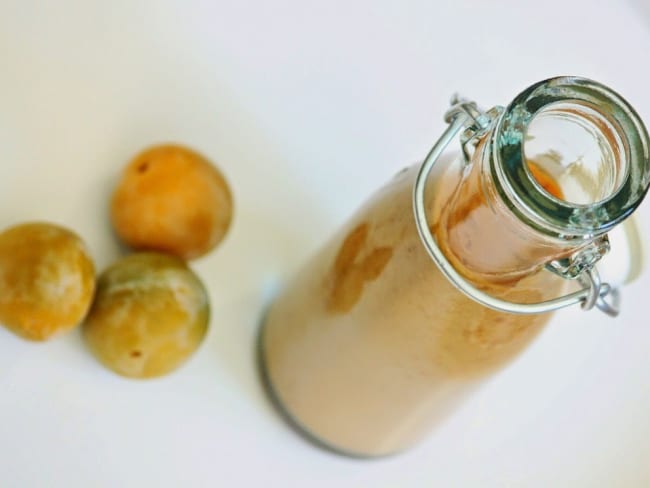 Smoothie de prunes au lait d'amandes et à la lavande