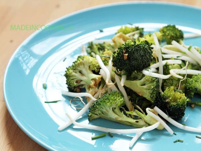 Salade de brocoli, germes de soja et sauce soja