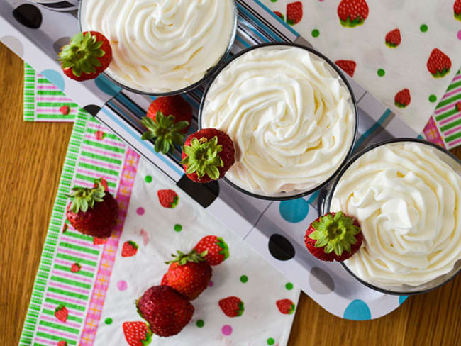 Verrines de fraises, crumble aux amandes et chantilly vanillée au mascarpone