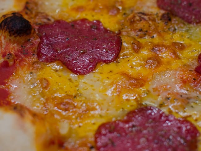 Pizza aux 3 fromages et au salami