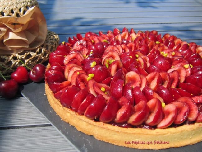 Tarte cerises sur lit de pistache