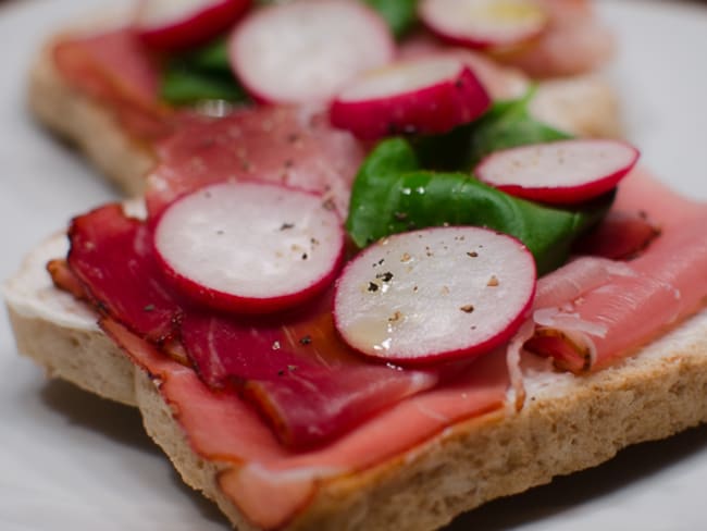 Tartine au fromage frais, au jambon cru et au radis