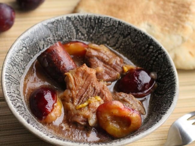 Porc mijoté aux prunes de Namur et à la bière brune, un mijoté bien réconfortant.