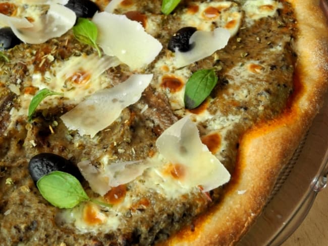 Pizza au caviar d’aubergine, olive noire, anchois et fromage parmesan