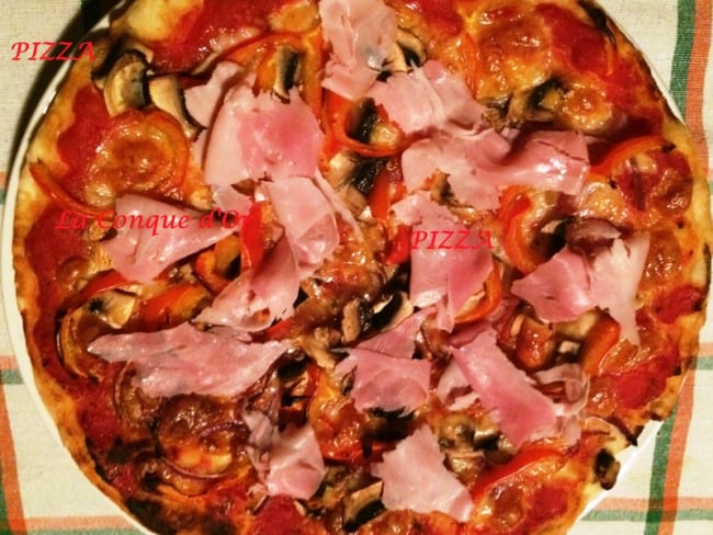 Pizza aux poivrons, champignons et jambon