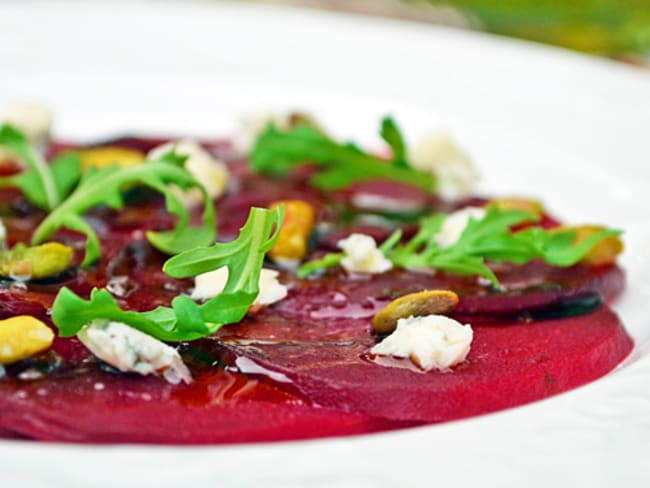 Carpaccio de betteraves au bleu, roquette et pistaches