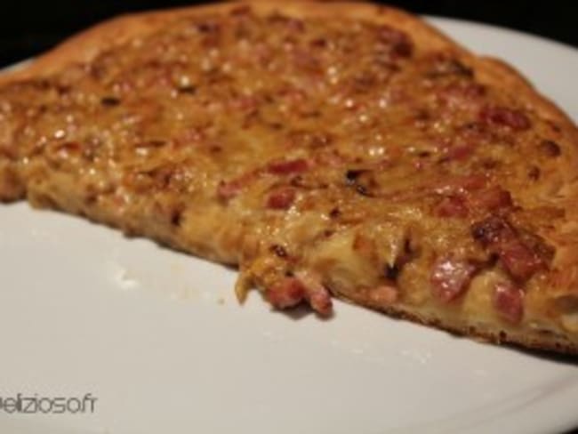 Pizza briochée aux lardons et aux oignons