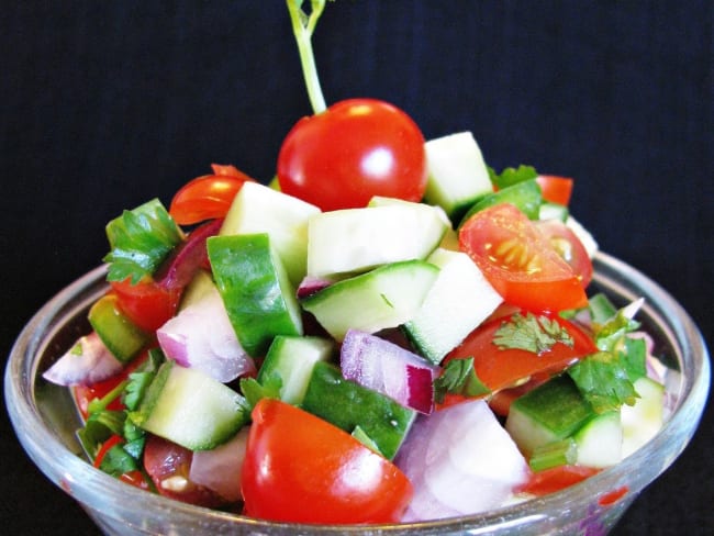 Salade de tomates et concombres à l'indienne arrosée de jus de citron