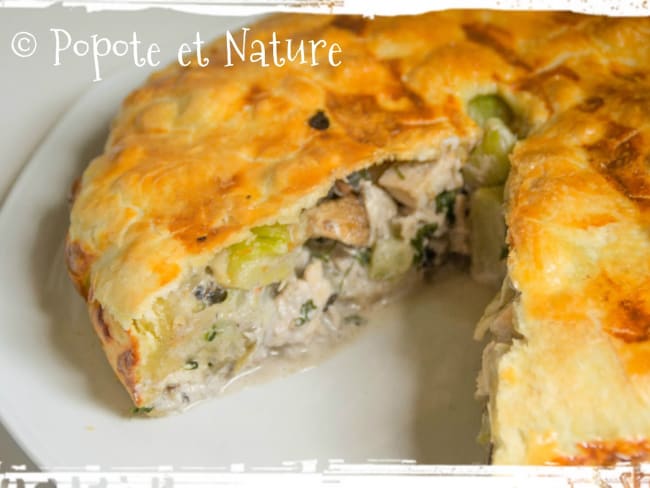 Tourte croustillante au poulet, pâtes, champignons et courgettes