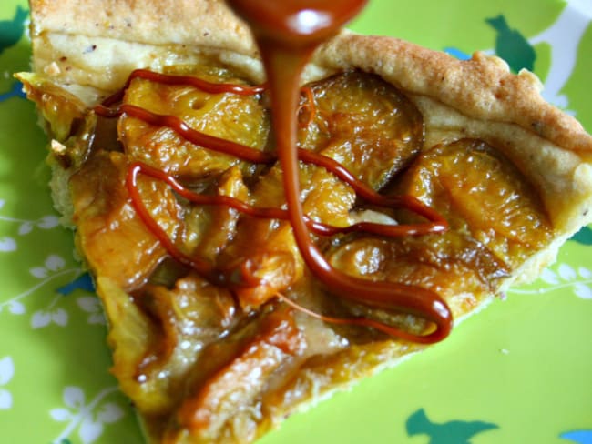 Tarte noisettes reines-claudes sauce caramel au beurre salé