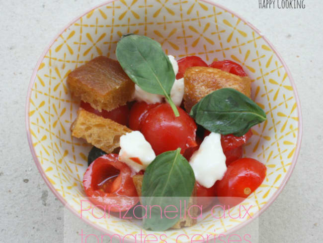 Panzanella aux tomates cerises avec du pain rassis