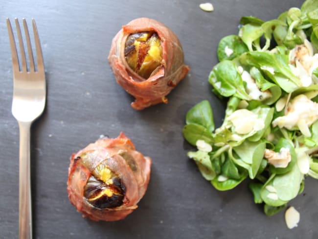 Figues rôties au miel et au jambon Serrano sur salade au fromage de chèvre