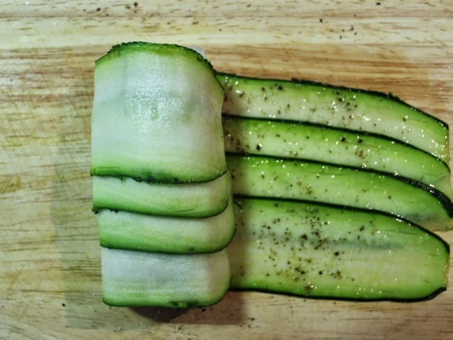 Filets de poisson en papillotes de courgettes, au basilic et au citron