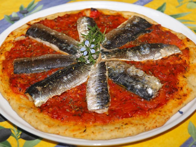 Pizza aux sardines fraîches