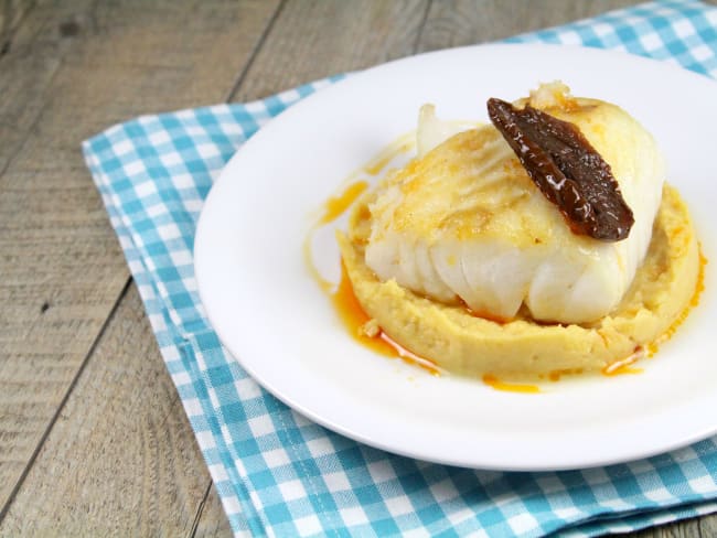 Cabillaud poêlé, purée de pois chiches et pétale de tomate séchée