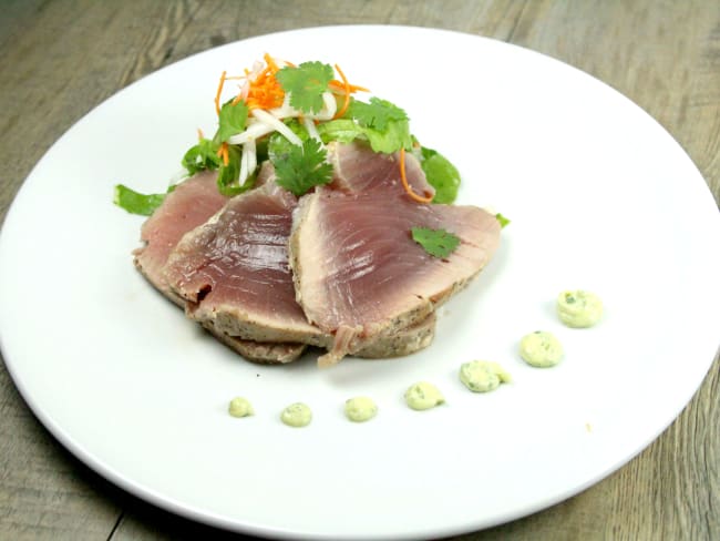 Salade de thon mi-cuit, mayonnaise à la coriandre et salade aigre-douce