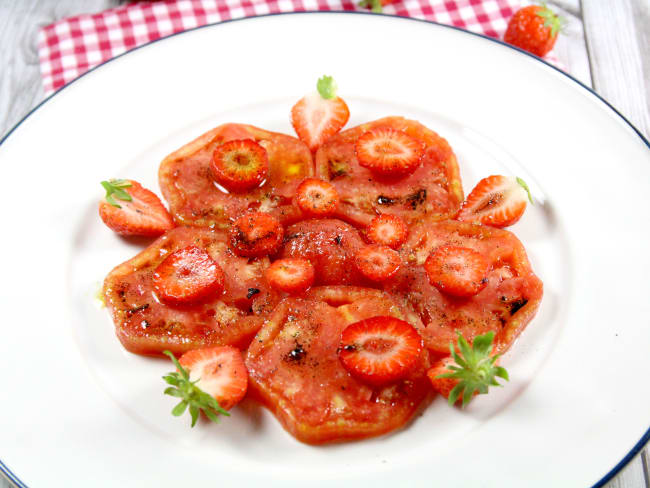 Carpaccio de tomate et fraise à l’huile de vanille et poivre Sarawak