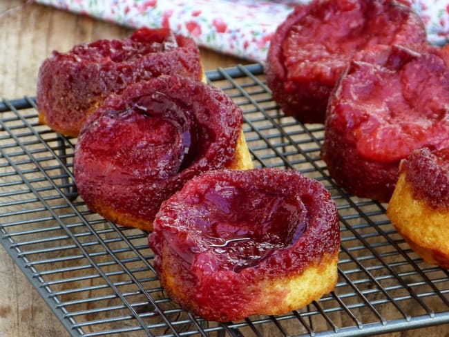 Gâteaux renversés aux prunes et à la cardamome