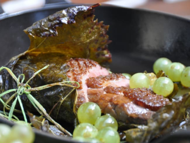 Un magret de canard cuit en feuille de vigne d'après le Chef Stéphane Décotterd