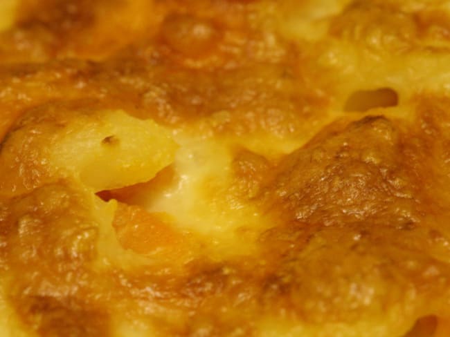 Gratin de pommes de terre, fromages, oignons caramélisés, jambon