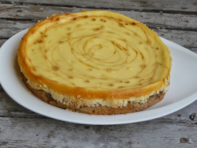 Cheesecake caramel au beurre salé sur gâteau moelleux aux pommes et noix