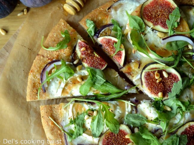 Pizza à la farine complète aux figues et au chèvre