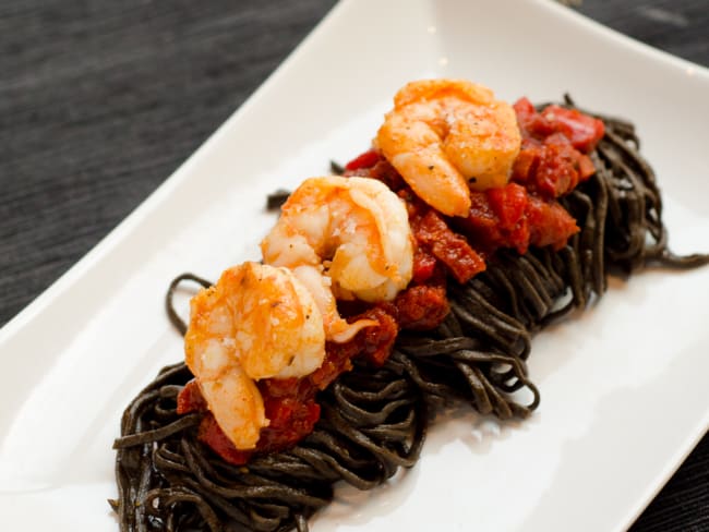 Pâtes linguine à l’encre de seiche, poivrons grillés, gambas et pimentón