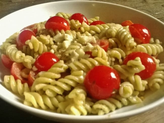 Pates au pesto, tomates cerises et chèvre frais