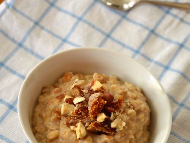 Porridge d'automne aux noisettes et aux figues séchées