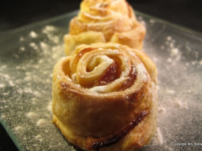 Rosaces aux pommes et au miel enroulées dans de la pâte feuilletée