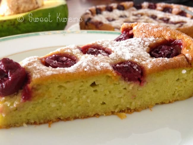 Le gâteau moelleux à l'avocat et aux cerises