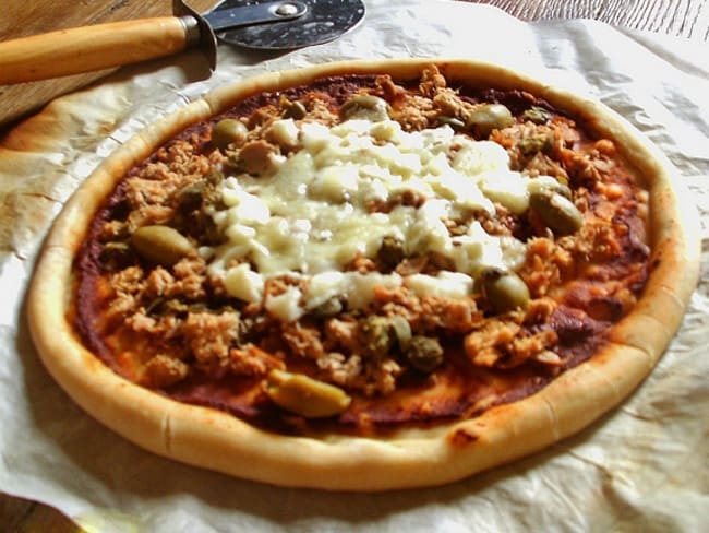 pizza al tonno e capperi, olive, mozzarella