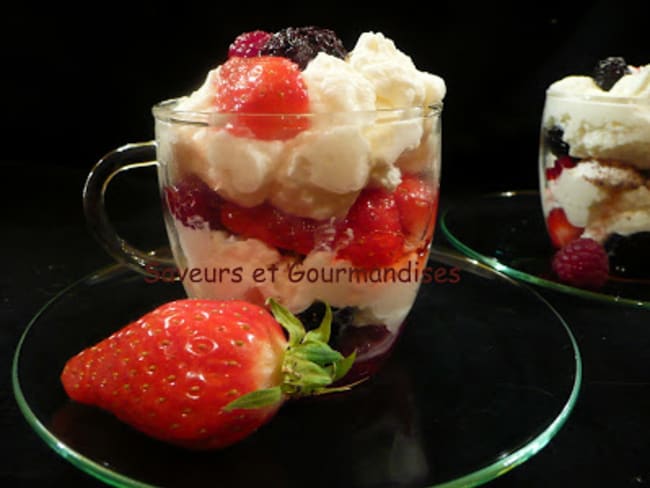 Mousse de mascarpone aux fruits rouges.