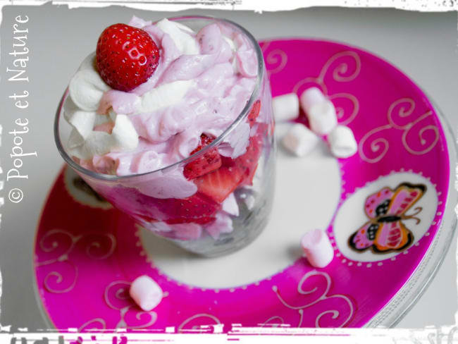 Verrines fraises, raisins, meringue et chantilly mascarpone aux deux parfums