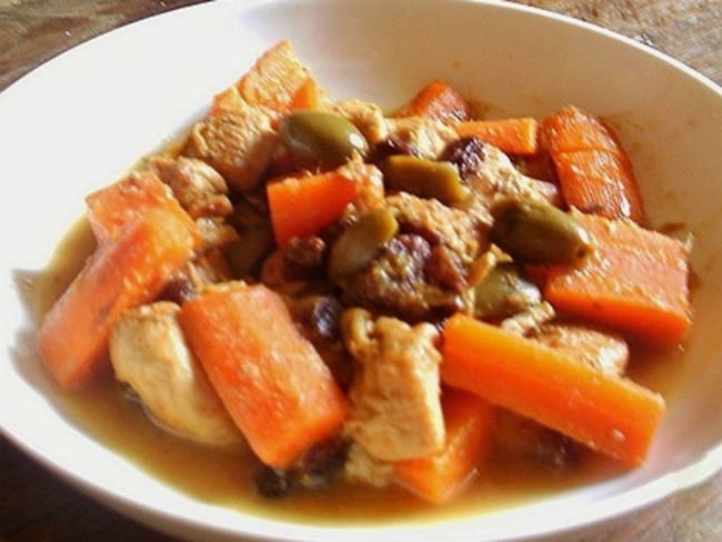 Tajine de poulet aux carottes et olives vertes