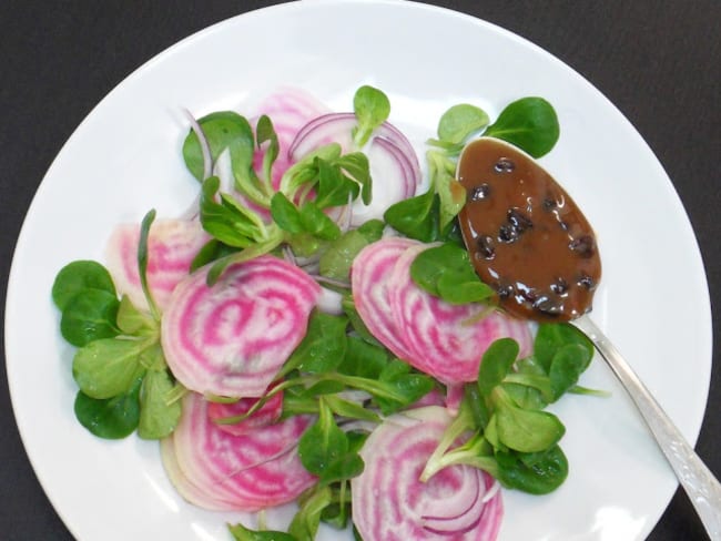 Salade de mâche et de betterave rose, vinaigrette au balsamique