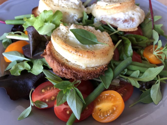 Salade au fromage de chèvre chaud (crottins de Chavignol sur croûtons)