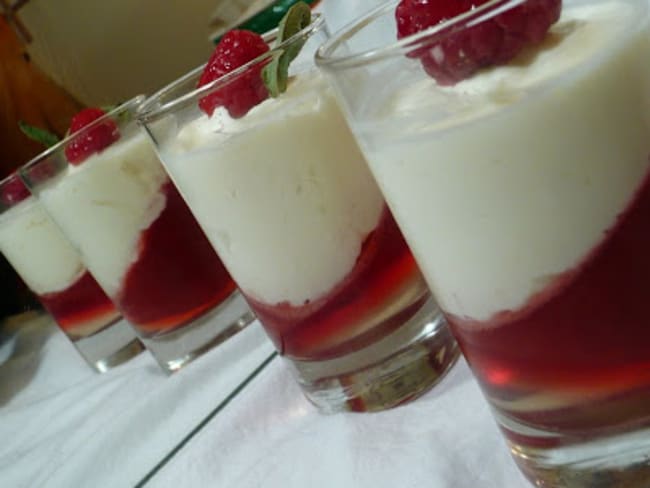 Mousse blanche aux gelées de framboises et verveine menthe