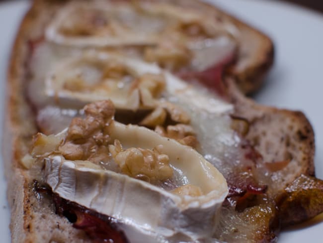 Tartine au chèvre, au jambon fumé et au miel