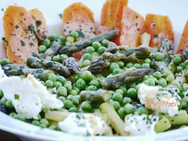 Salade tiède printanière et son fromage frais de brebis fait maison