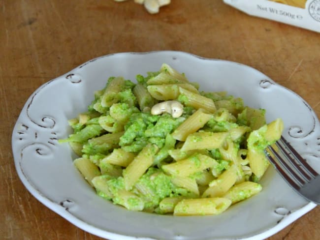 Mezze penne rigate à la crème de brocolis, amandes et noix de cajou