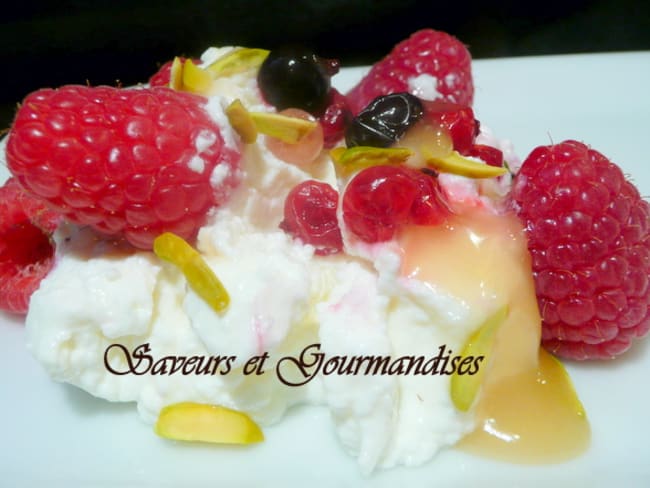 Fromage blanc aux fruits rouges, miel et pistaches