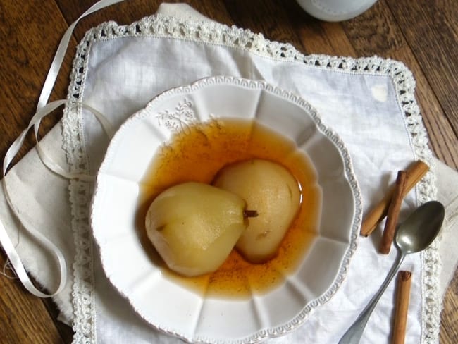 Poires pochées au thé rooibos et à la cannelle