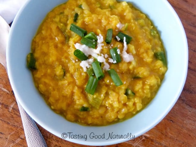 Dhal de lentilles corail aux oignons nouveaux et noix de coco