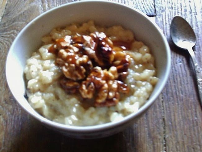 Riz au lait au caramel beurre salé et aux noix