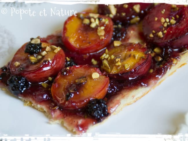 Tarte aux prunes rouges, pistaches grillées et confiture de mûres