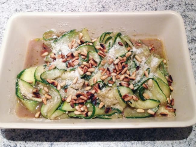 Salade de courgettes au parmesan et pignons de pin