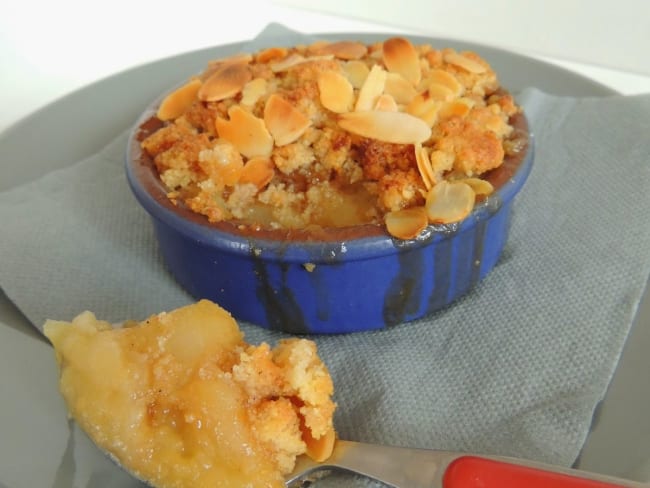 Crumble pomme poire et figue, caramel beurre salé