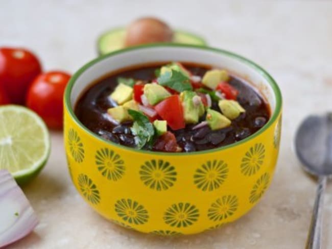 Soupe de haricots noirs au chorizo, aux épices et salsa à l'avocat