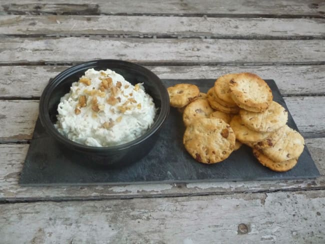 Crackers aux noix et dip au roquefort et radis noir